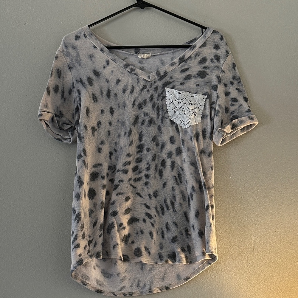 Gray Leopard Print V-Neck Top with Lace Pocket